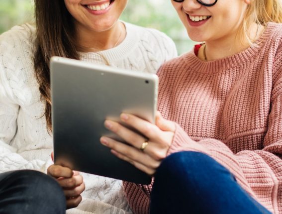 Deux femmes devant une tablette
